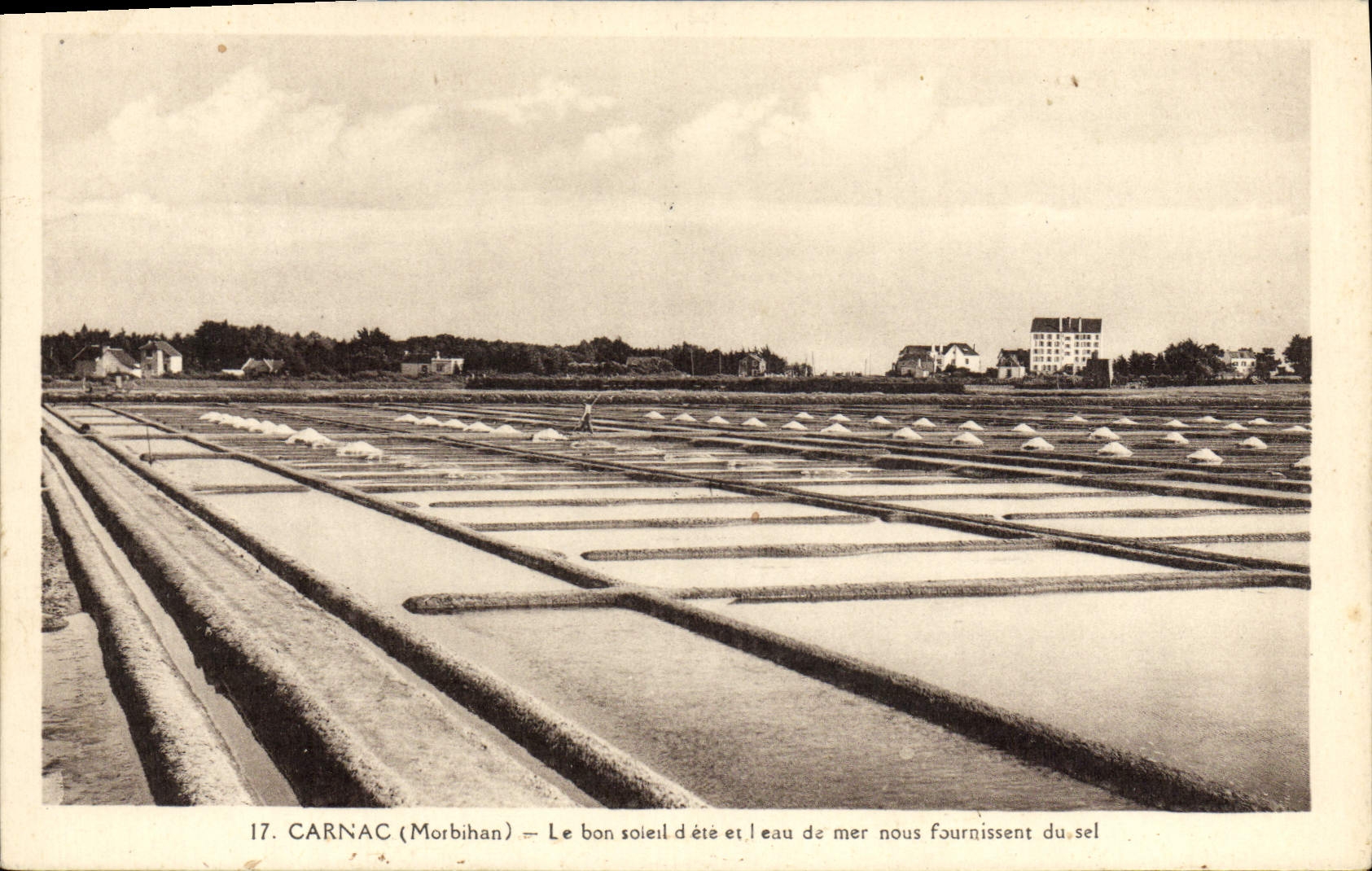 CPA Folklore Marais Salants Carnac Le bon soleil d'ete et l'eau de mer nous fournissent du sel