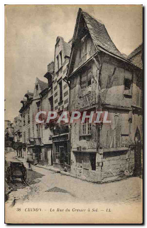 CPA Folklore Chinon La rue du grenier a sel