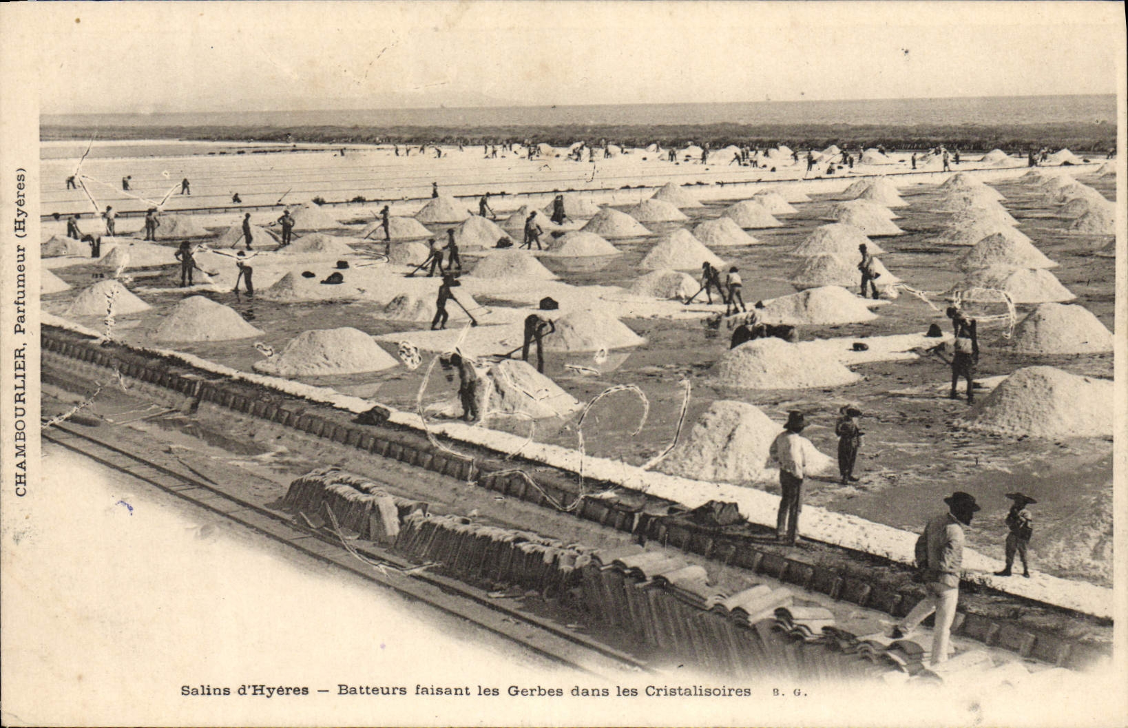 Salins d'Hyères — Batteurs faisant les Gerbes dans les Cristalisoirs — Chambourlier, Hyères