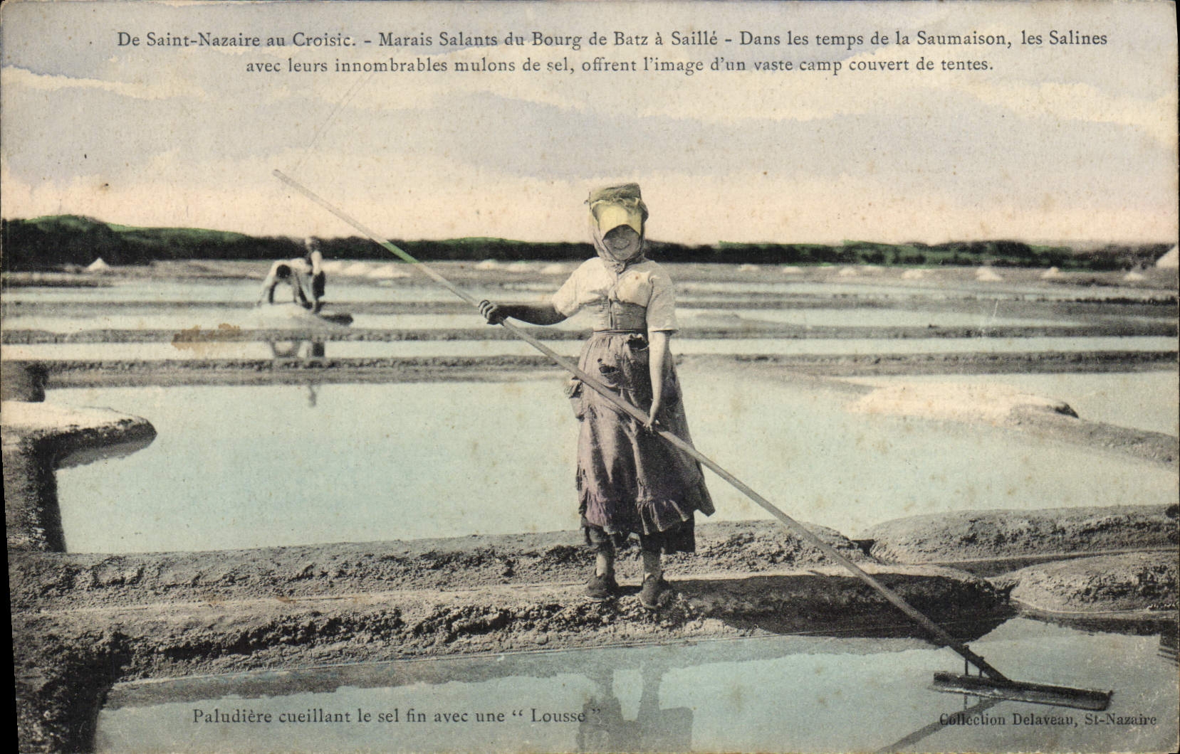 Saint-Nazaire au Croisic — Marais Salants du Bourg de Batz à Saillé — Paludière cueillant le sel fin avec une « Lousse » — Collection Delaveau, St-Nazaire