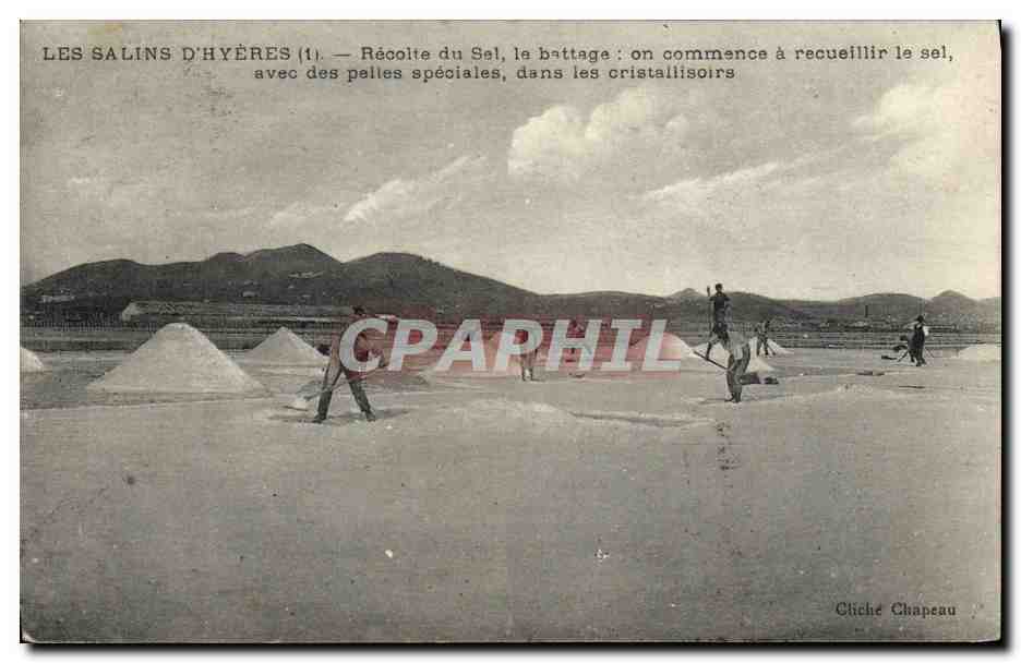 Les Salins d'Hyères — Récolte du sel, le battage : on commence à recueillir le sel, avec des pelles spéciales, dans les cristallisoirs — Cliché Chapeau