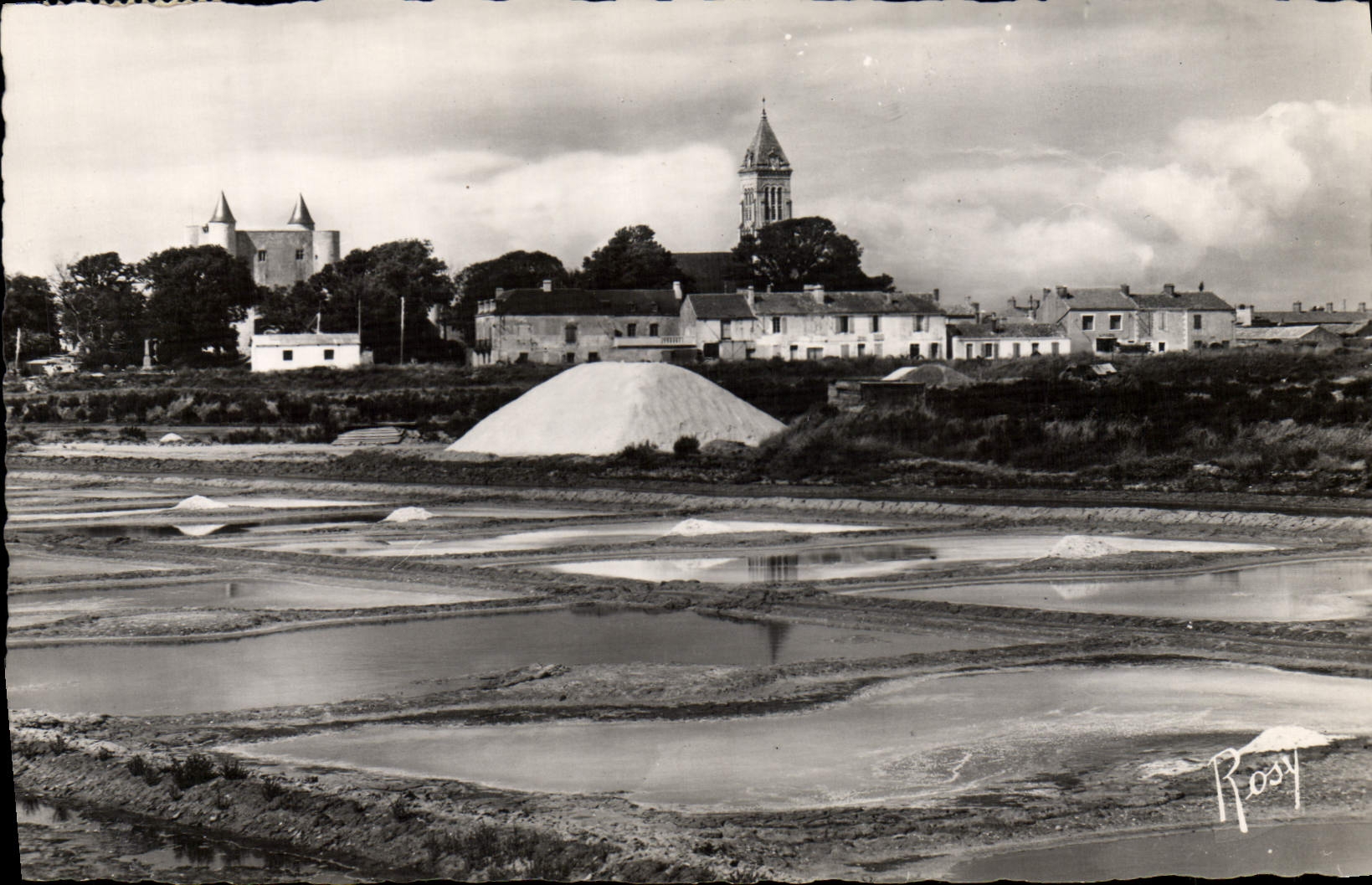 CPMFolklore Marais Salants Noirmoutier Vue sur le chateau et l'eglise prise des marais salants