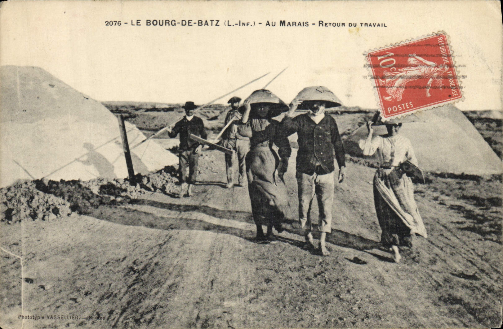 CPA Folklore Marais Salants Bourg de Batz Au marais Retour du travail