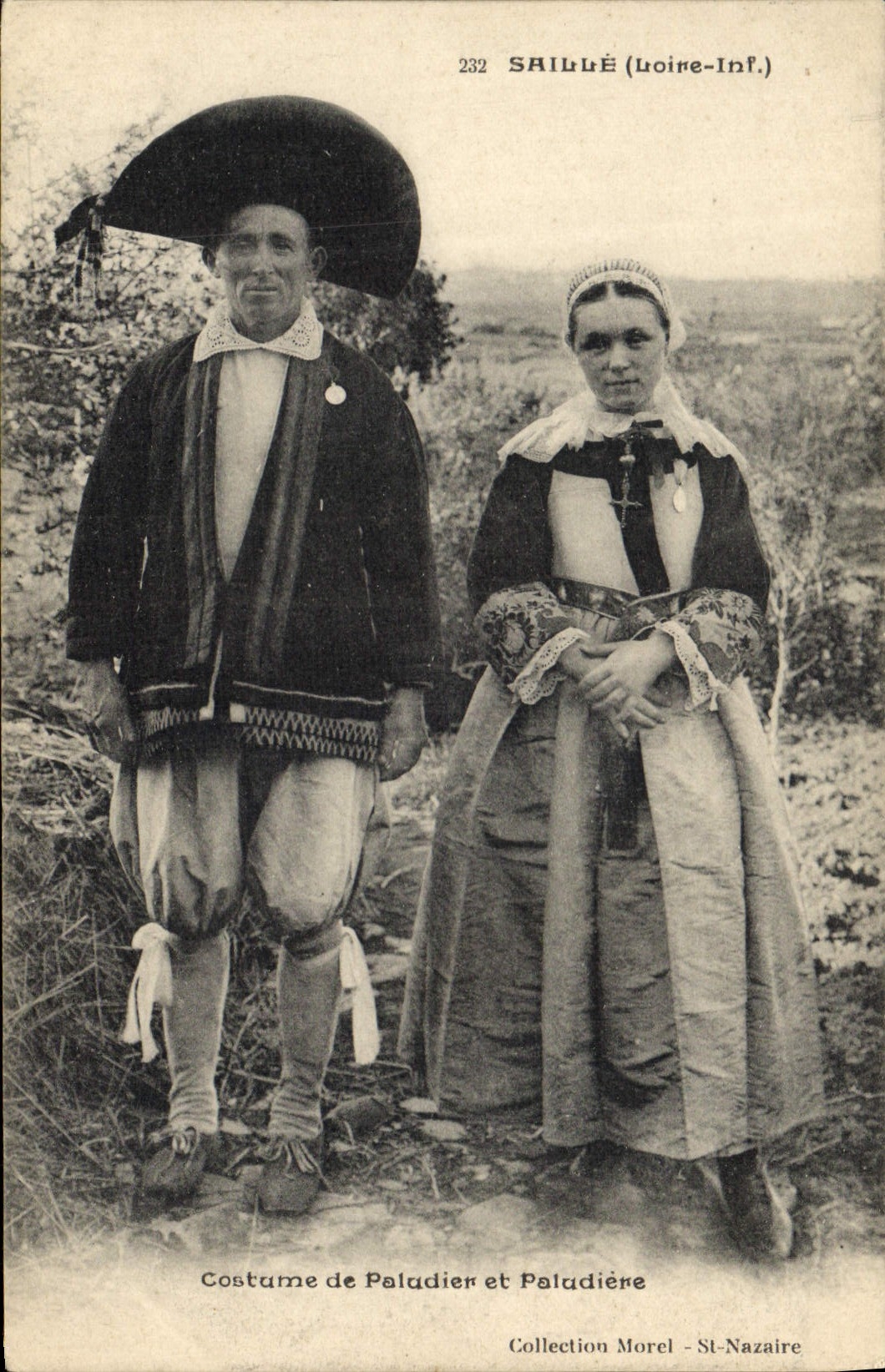 Costume de Paludier et Paludière — SAILLUE (Loire-Inf.) — Collection Morel - St-Nazaire, n° 232