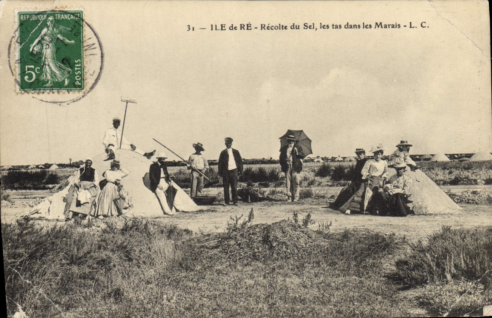 CPA Folklore Marais Salants Ile de Re Recolte du sel Les tas dans les marais