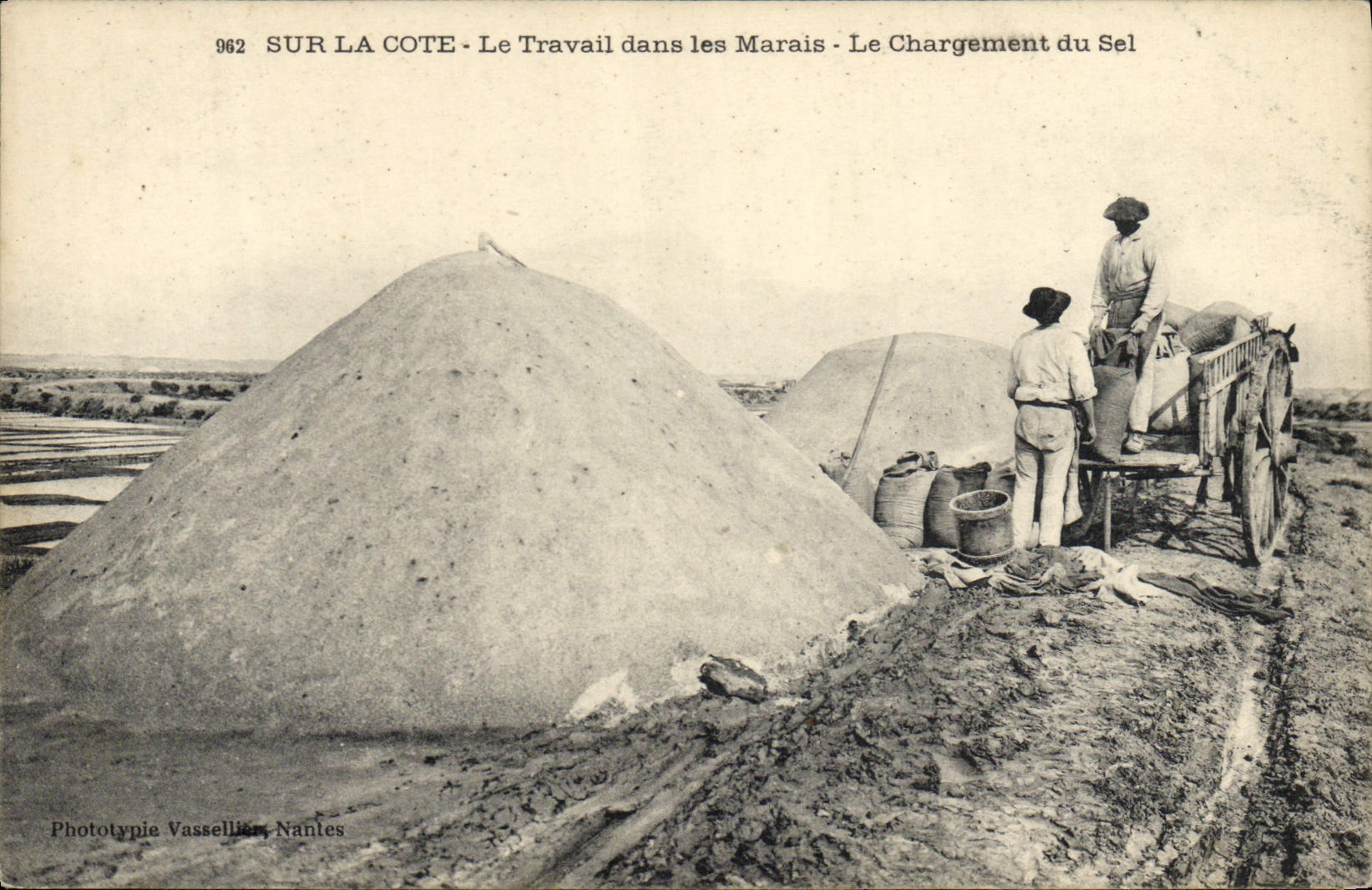 Sur la Côte - Le Travail dans les Marais - Le Chargement du Sel — Phototypie Vassellier, Nantes, n°962