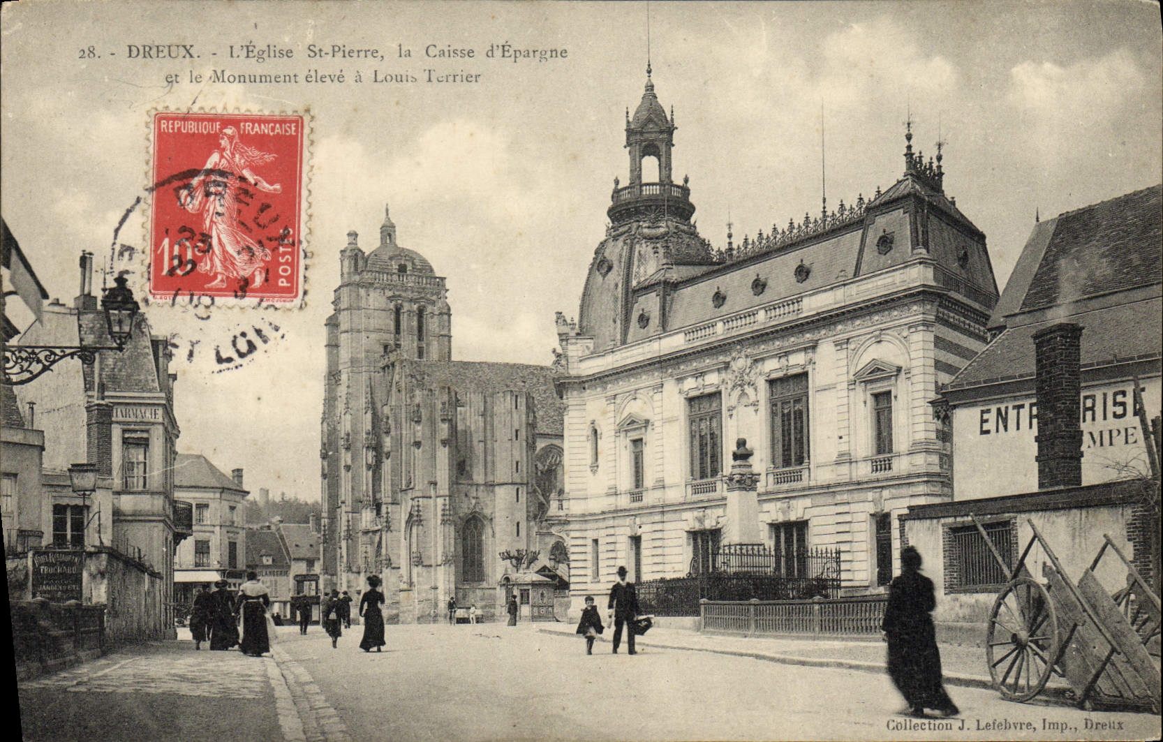 CPA Banque Dreux L'eglise St Pierre La Caisse d'Epargne et le monument eleve a Louis Terrier