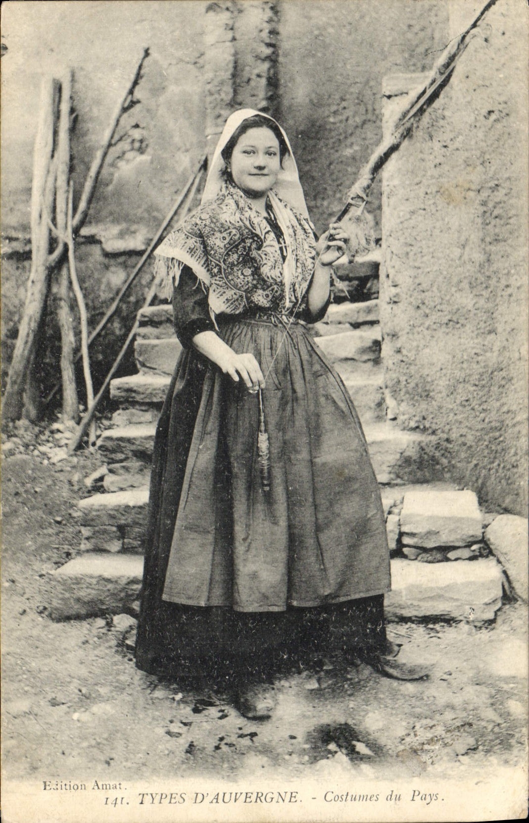 CPA Folklore Auvergne Costume du payx Fileuse