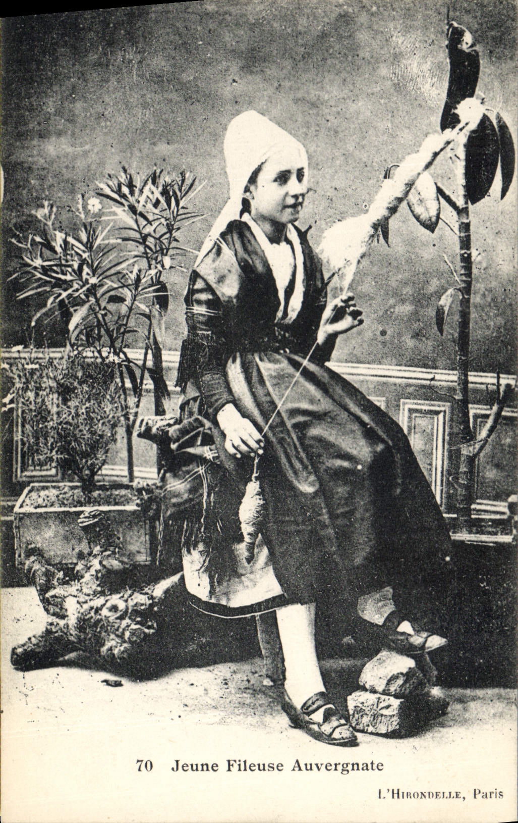 CPA Folklore Jeune fille Auvergnate Fileuse
