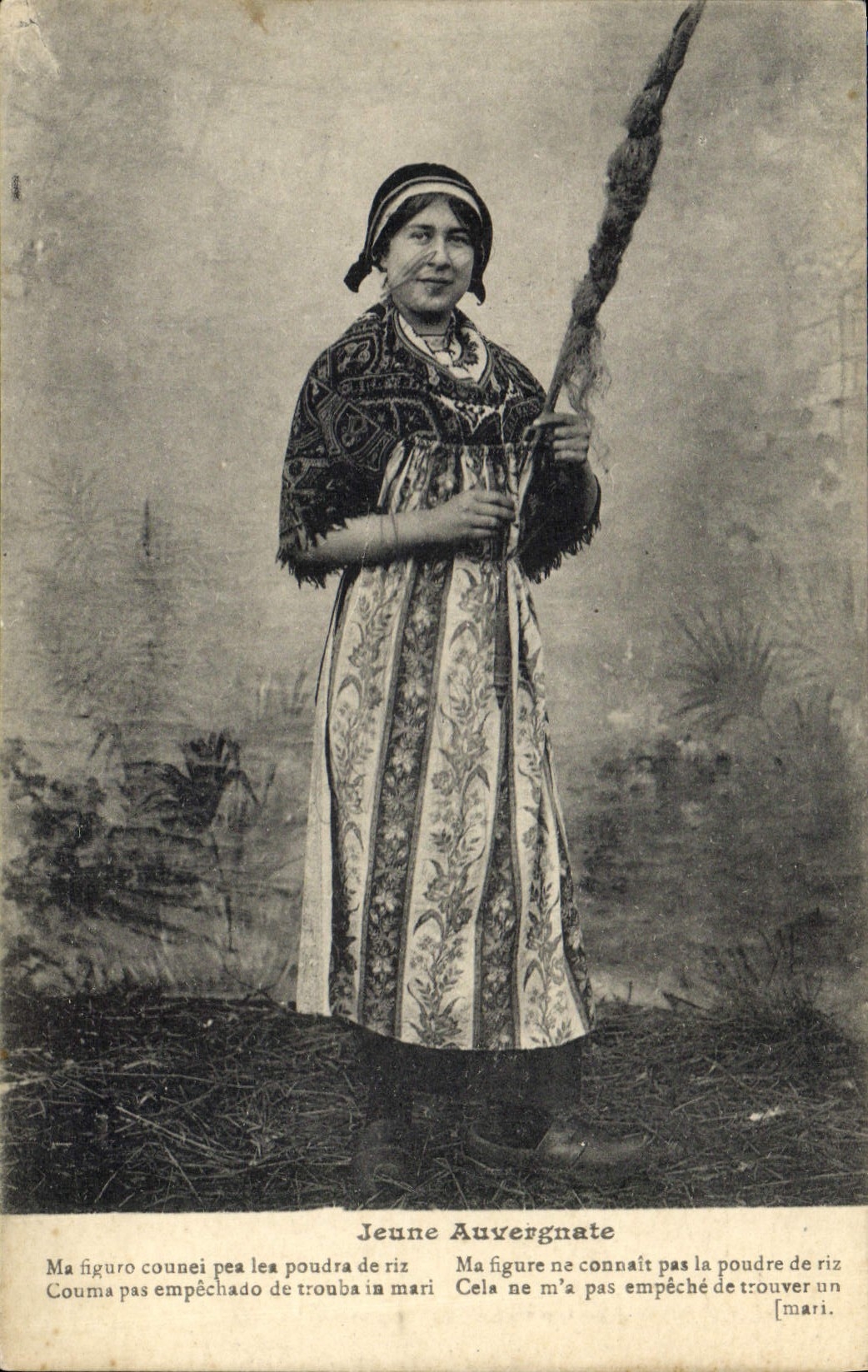 CPA Folklore Auvergne Jeune Auvergnate