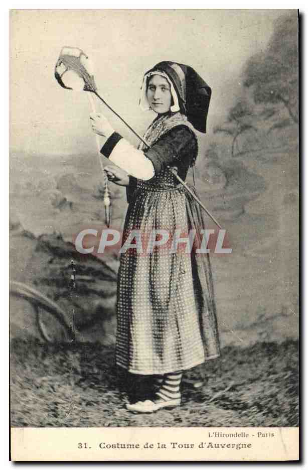 CPA Folklore Costume de la tour d'Auvergne 