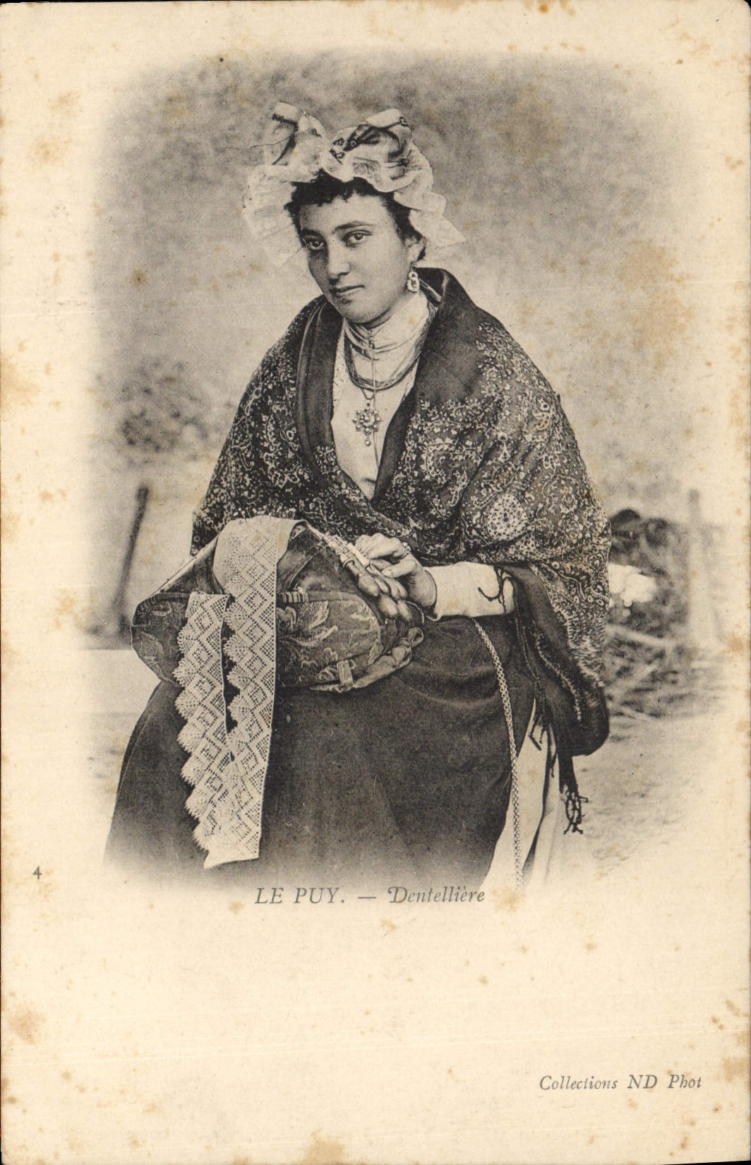 CPA Folklore Le Puy Dentelliere