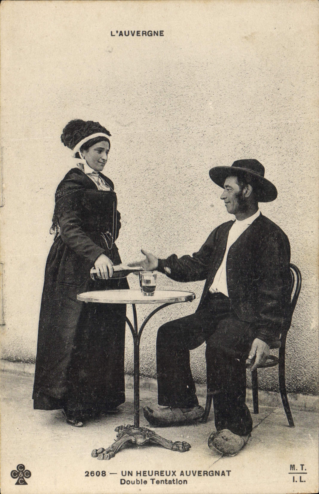 CPA Folklore Auvergne Un heureux Auvergnat Double tentation