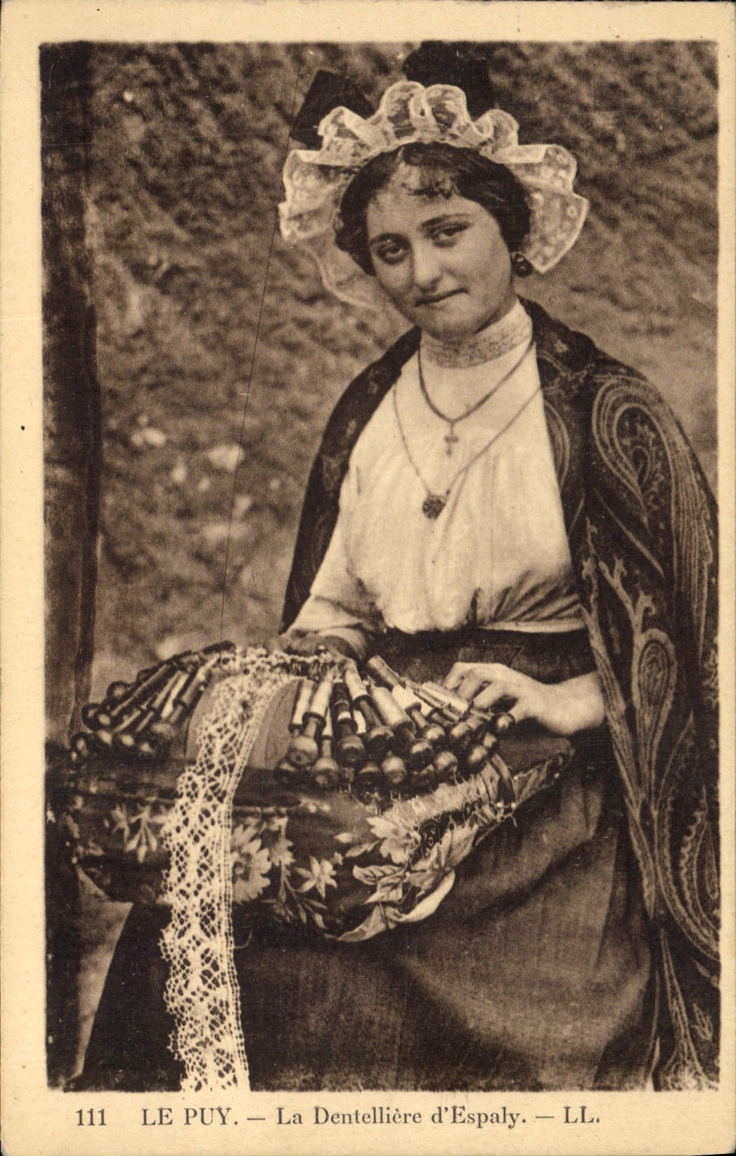 CPA Folklore Le Puy La dentelliere d'Espaly