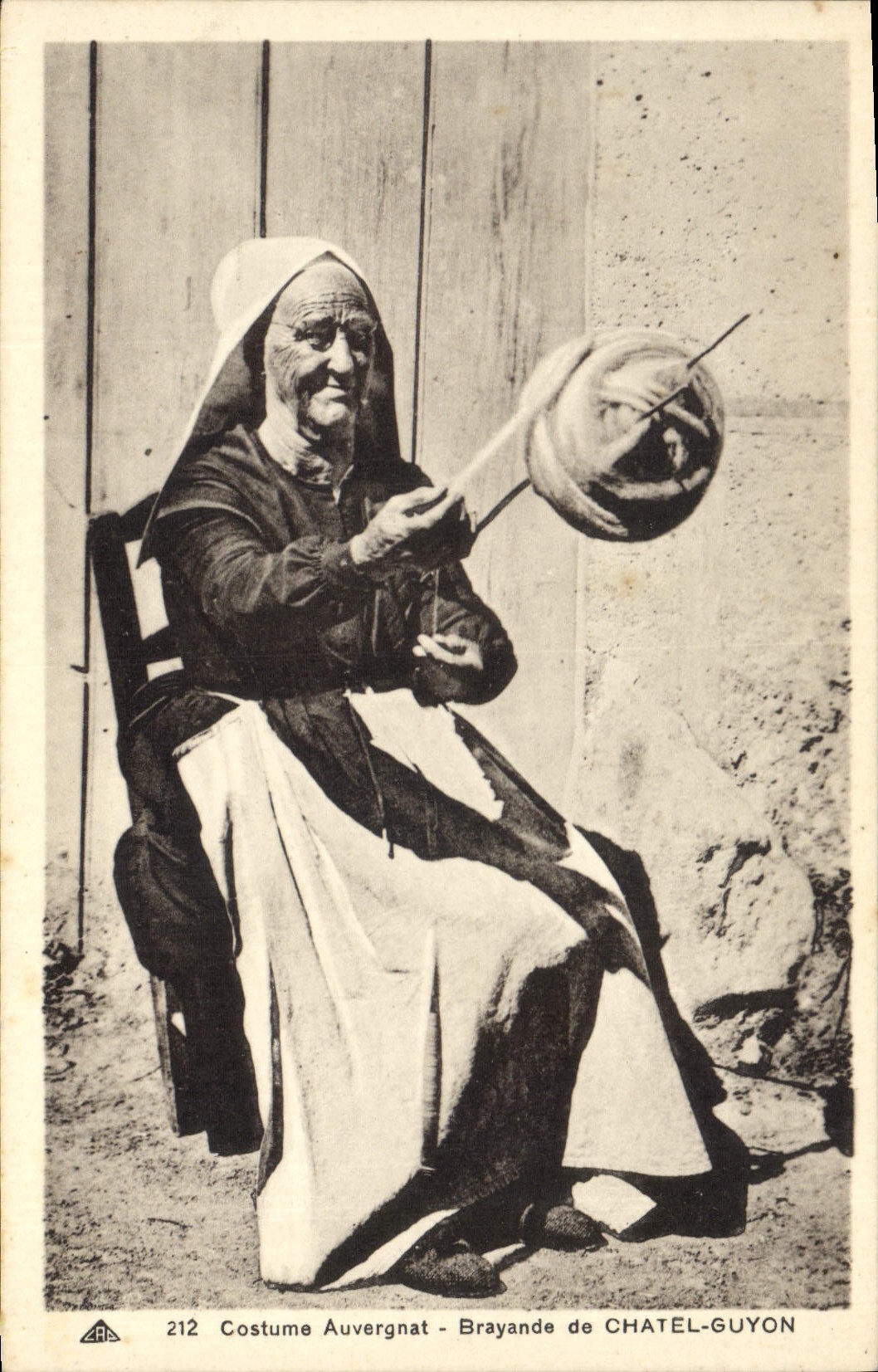 CPA Folklore Costume Auvergnat Brayande de Chatel-Guyon