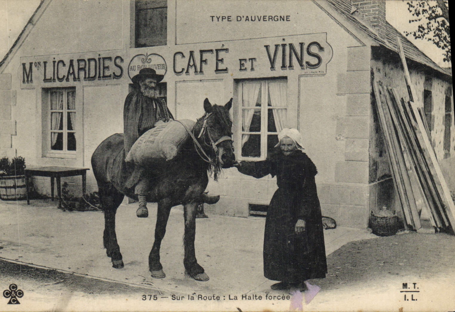 CPA Folklore Sur la route La halte forcee Cheval Maison Licardies Cafe et Vins 