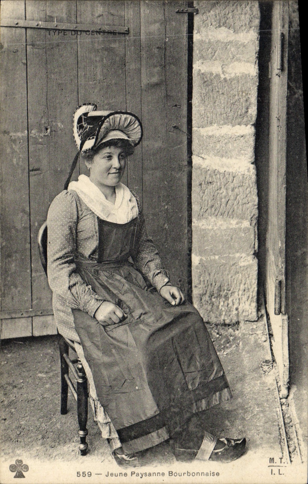 CPA Folklore Jeune paysanne Bourbonnaise
