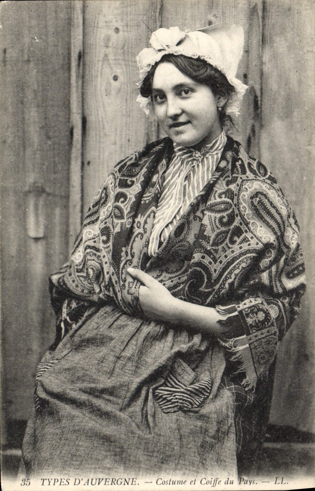 CPA Folklore Auvergne Costume et coiffe du pays 