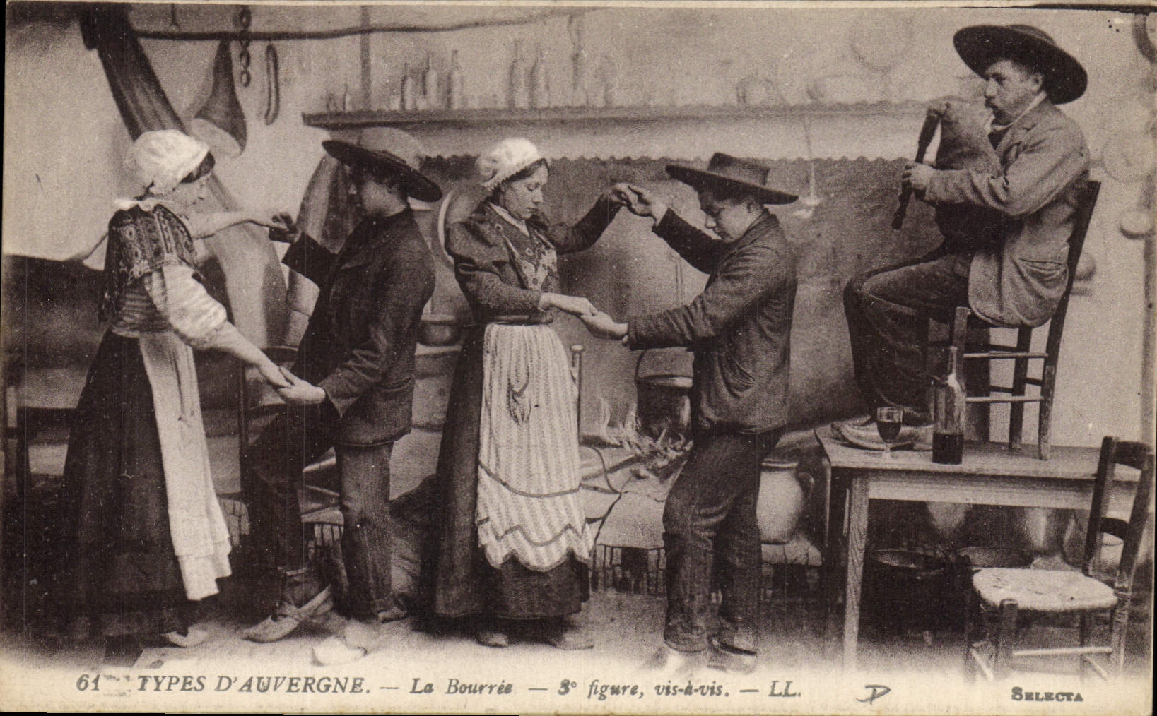 CPA Folklore Auvergne La bourree