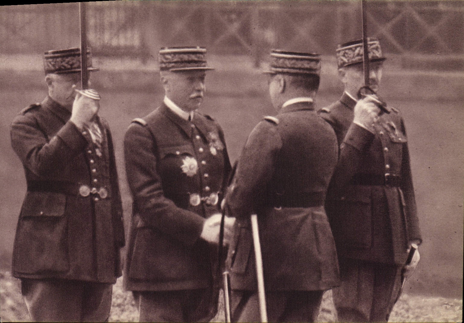 Remise de décorations — soldats en uniforme — Georges Lang, Paris