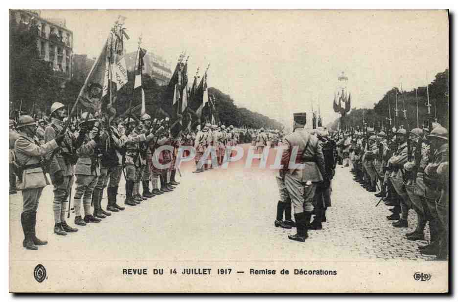 CPA Militaria Medaille Revue du 14 juillet 1917 Remise de decorations