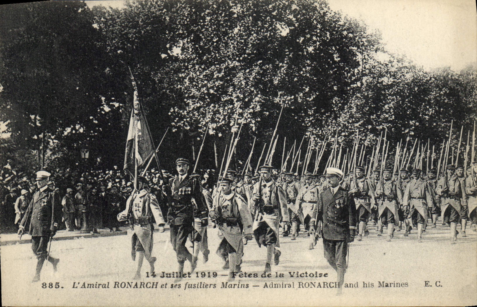 CPA Militaria Medaille 14 juillet 1919 Fetes de la Victoire L'amiral Ronarch et ses fusiliers marins 