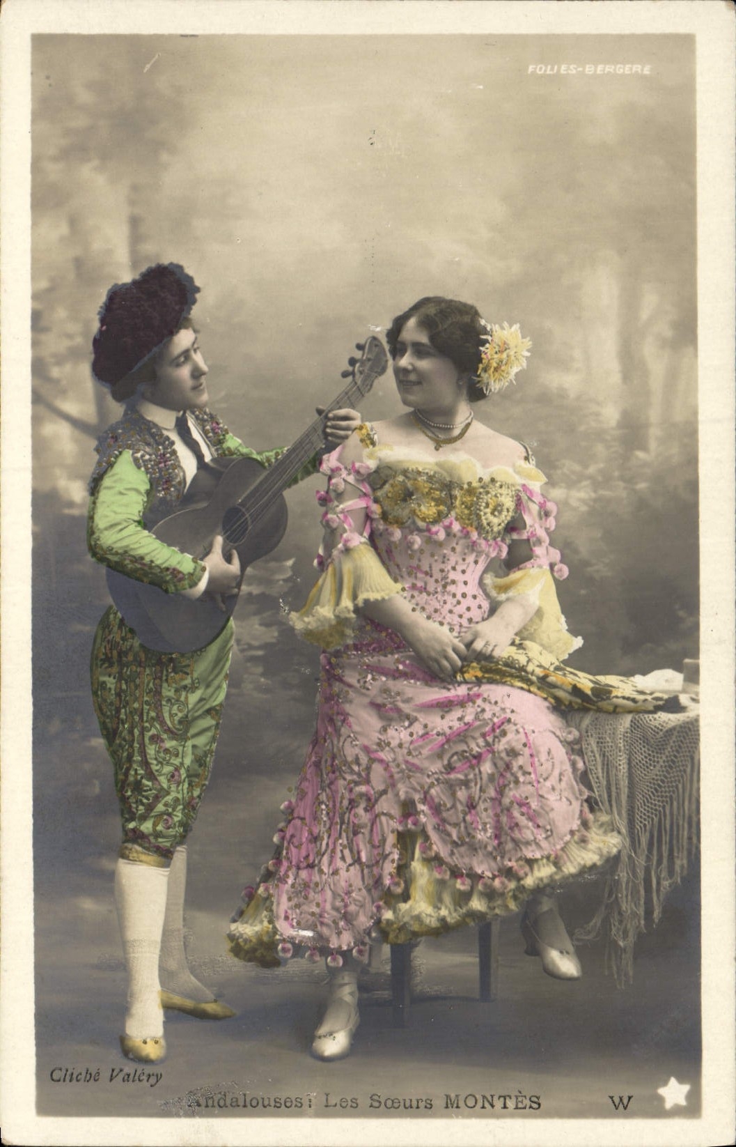 CPA Theatre Paris folies Bergeres Andalouses Les soeurs Montes Guitare