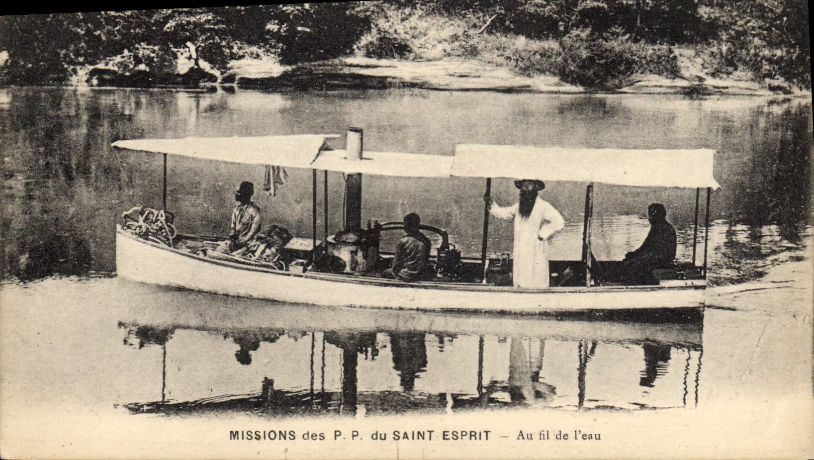 CPA Missions des PP du Saint Esprit Au fil d el'eau Bateau