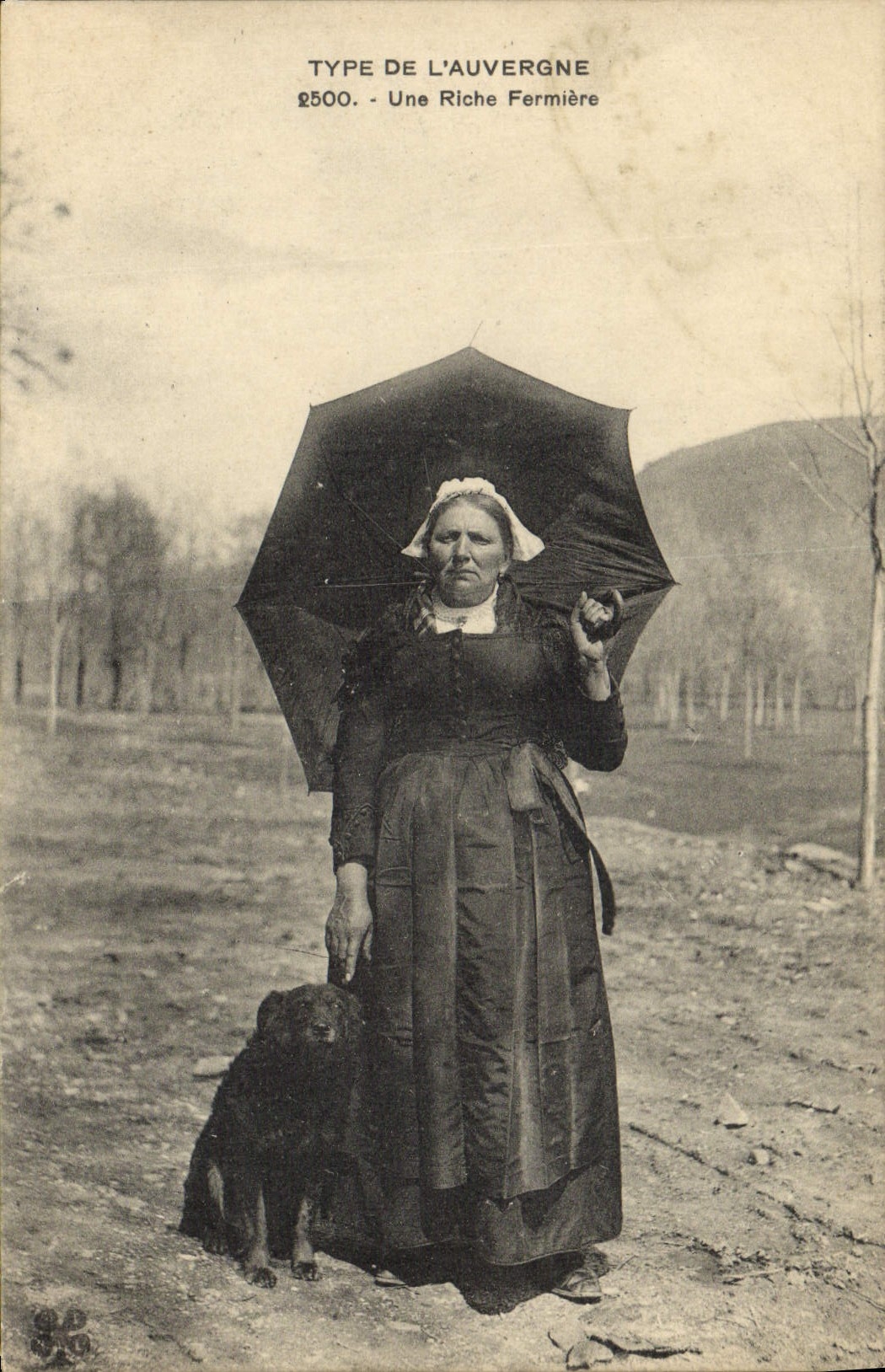 CPA Folklore Auvergne Une riche fermiere Chien