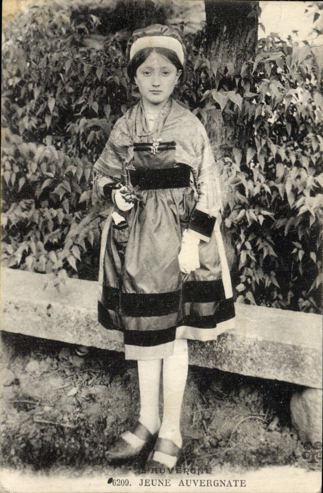 CPA Folklore Jeune Auvergnate 