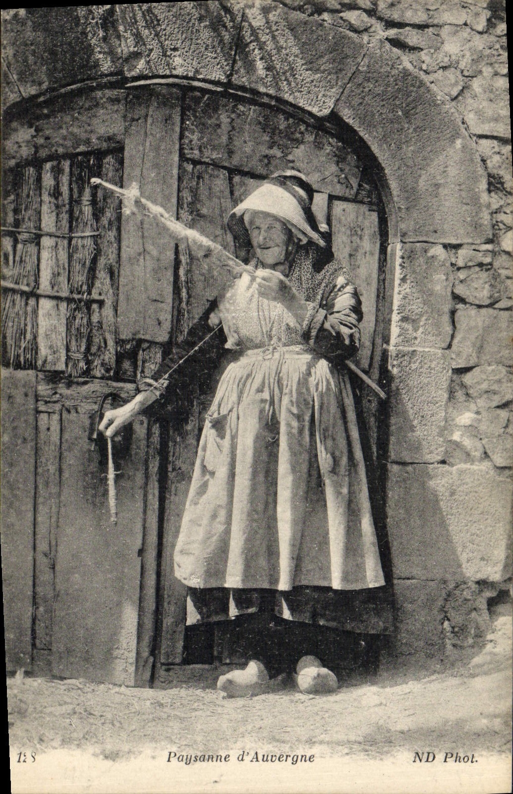 CPA Folklore Paysanne d'Auvergne 