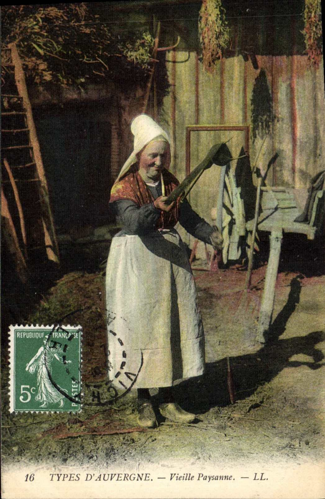 CPA Folklore Types d'Auvergne Vieille paysanne