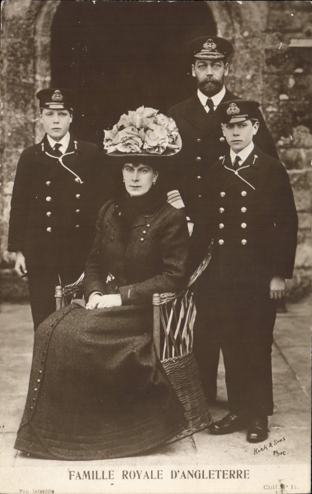 Famille Royale d'Angleterre — photographie de la reine et de ses fils en uniforme naval — Kirk & Sons, Coll. II. 14