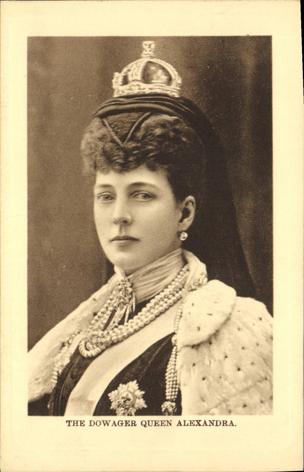 La Reine Mère Alexandra — portrait en costume royal — éditeur non identifié, n° de série non visible
