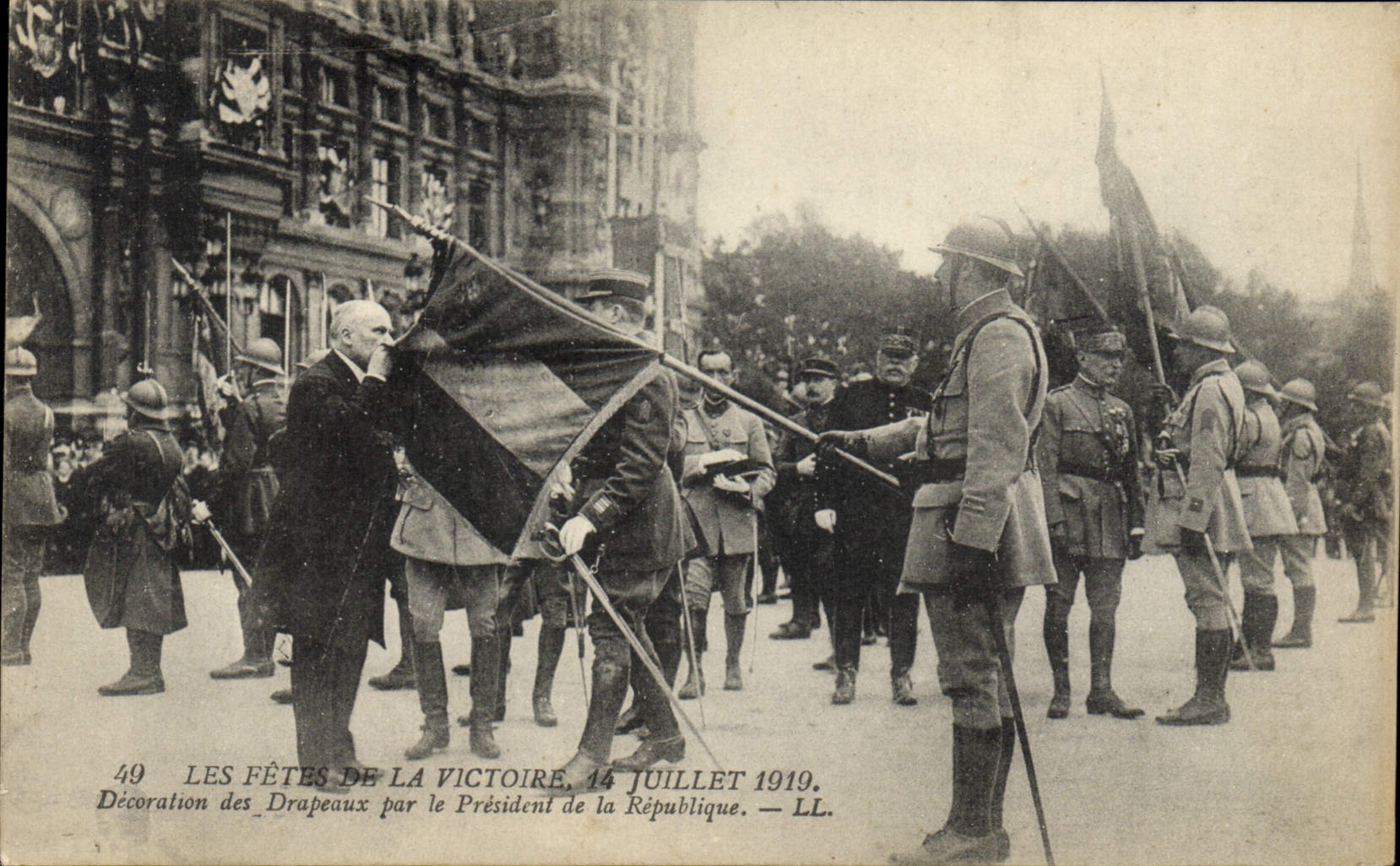 CPA Militaria Fetes de la Victoire 14 Juillet 1919 Decoration des drapeaux par le President de la Republique 