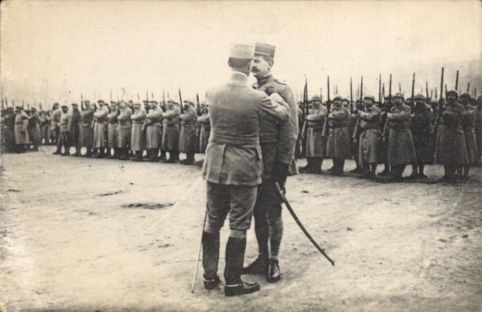 Cérémonie militaire — remise d'une médaille — éditeur non identifié
