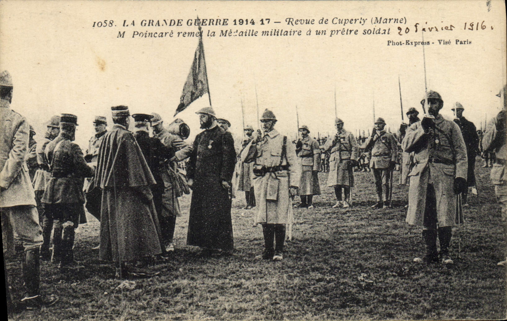 Revue de Cuperly (Marne) — M. Poincaré remet la Médaille militaire à un prêtre soldat — Phot-Express, Visé Paris