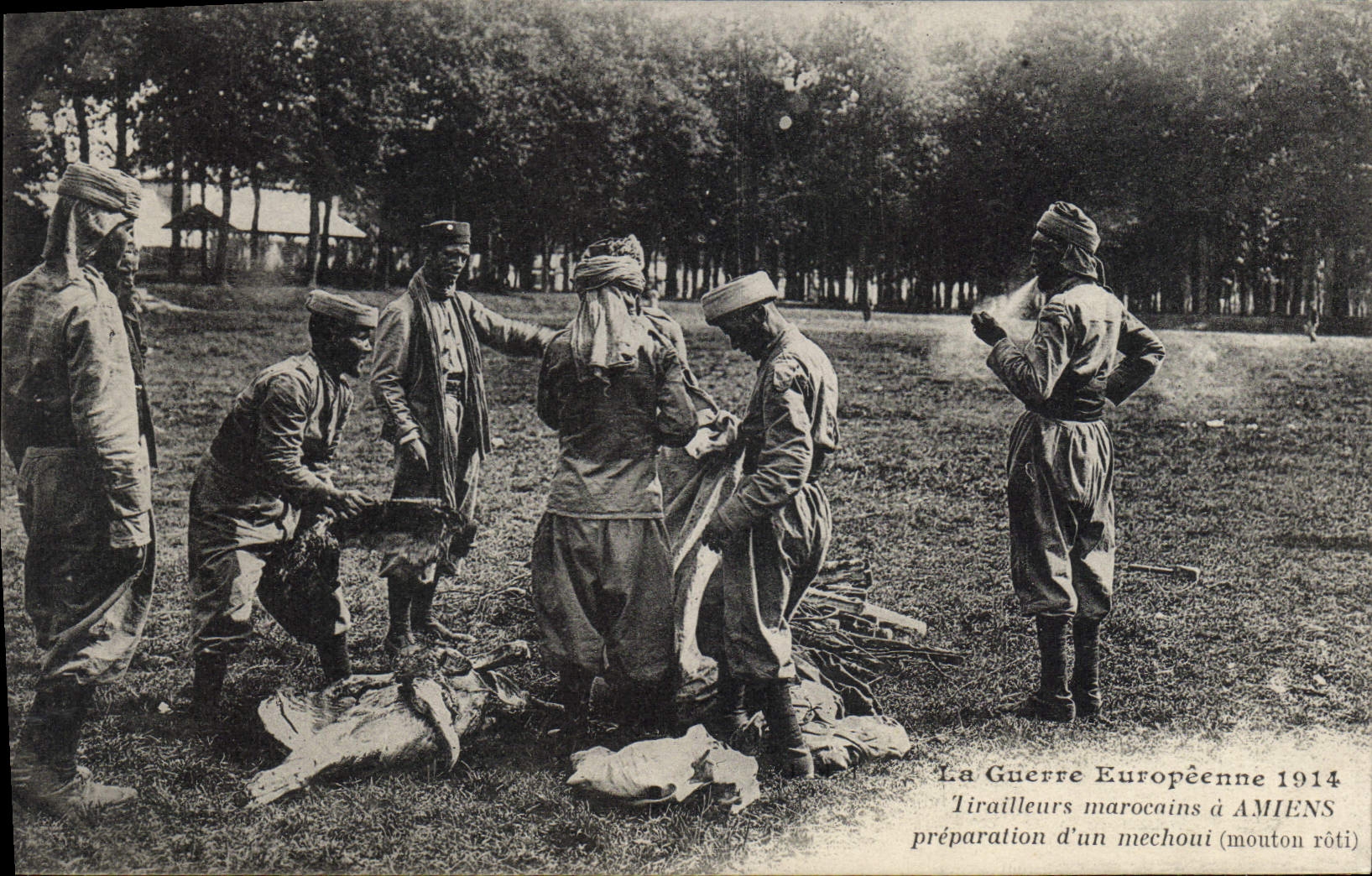 CPA Militaria Tirailleurs marocains a Amiens preparation d'un mechoui Mouton roti 
