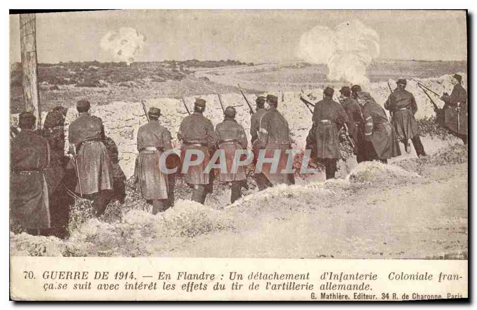 CPA Militaria En Flandre Un detachement d'infanterie coloniale francaise suit avec interet 