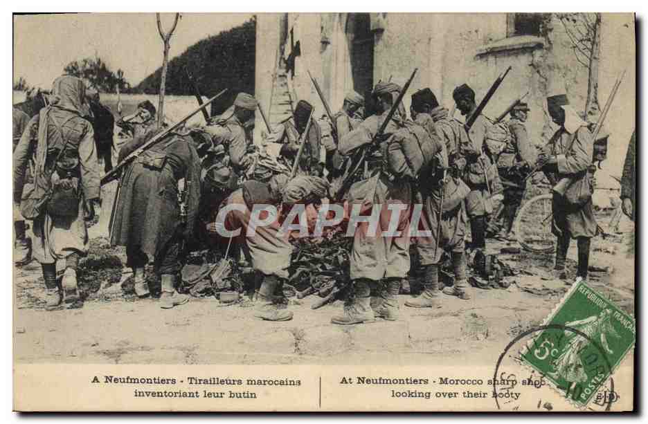 CPA Militaria A Neufmoutiers Tirailleurs marocains inventoriant leur butin