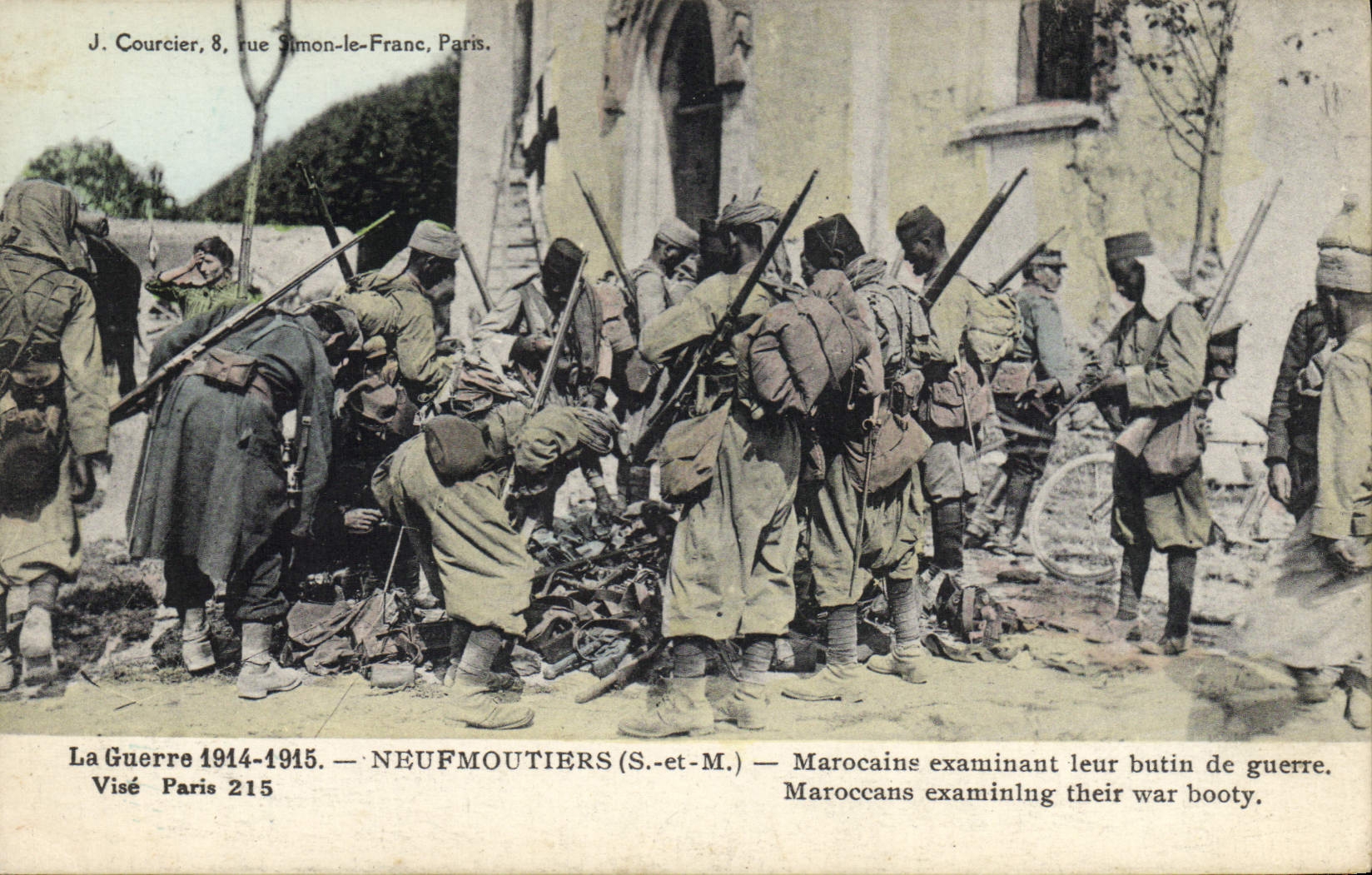 Marocains examinant leur butin de guerre — NEUFMOUTIERS (S.-et-M.) — Visé Paris 215