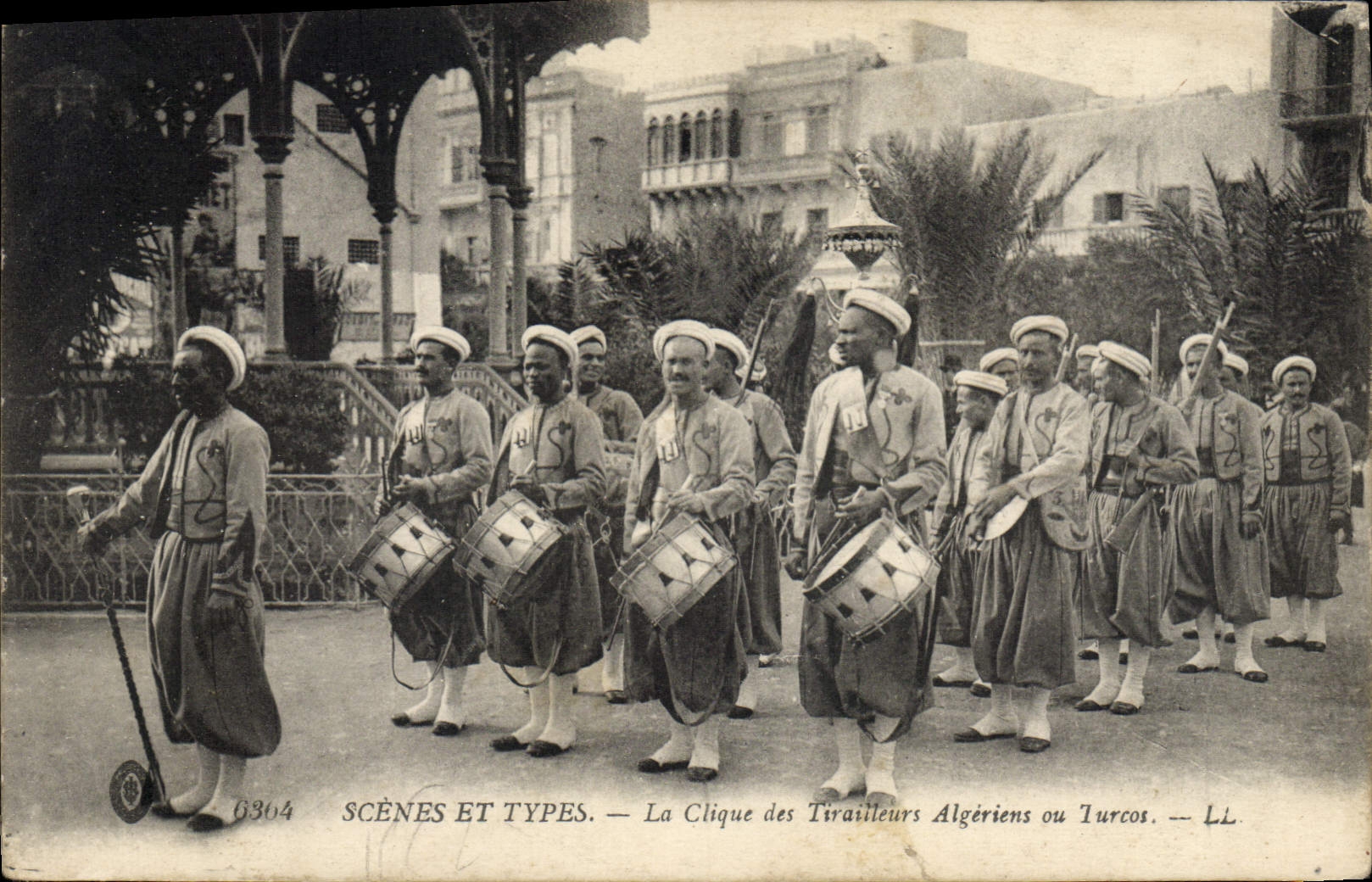 CPA Militaria La clique des Tirailleurs algeriens ou Turcos 