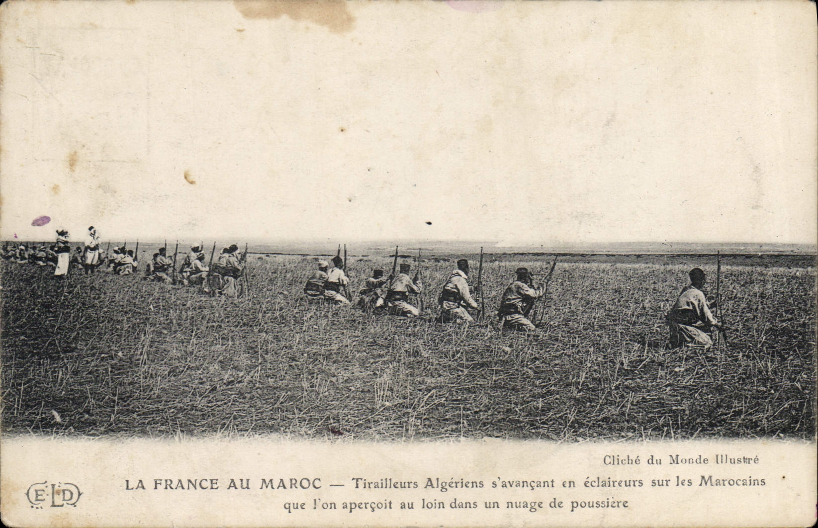 CPA Militaria La France au Maroc Tirailleurs algeriens s'avancant en eclaireurs sur les Marocains