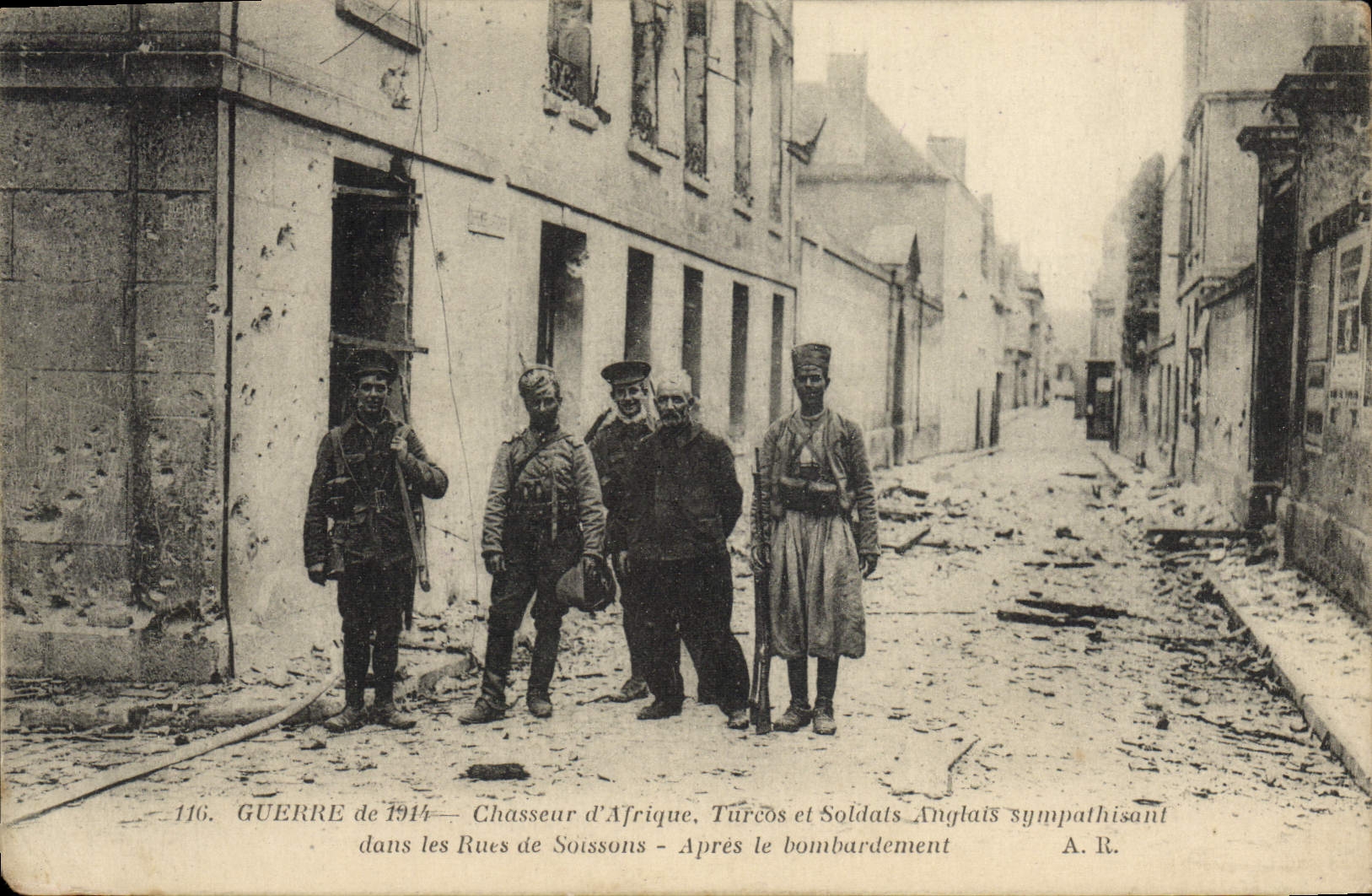 Rues de Soissons — Chasseur d'Afrique, Turcs et Soldats Anglais sympathisant après le bombardement — A.R. n°116