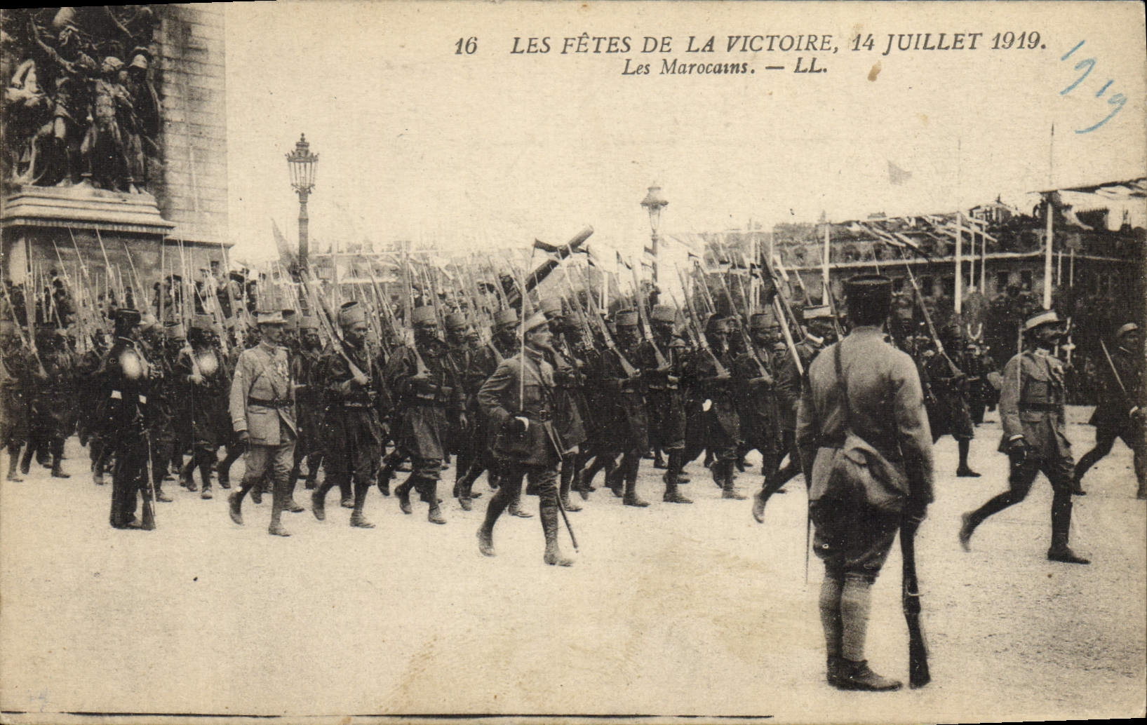 CPA Militaria Les fetes de la Victoire 14 juillet 1919 Les Marocains 