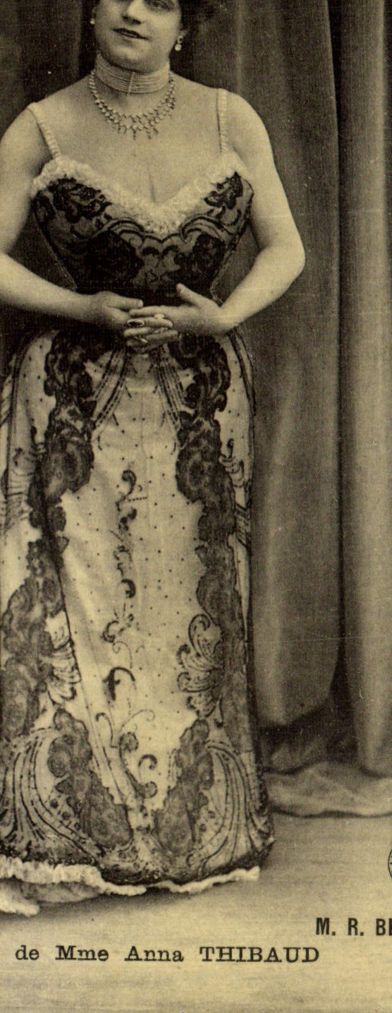 Mme Anna Thibaud — portrait en robe de soirée — M. R. Blaizot