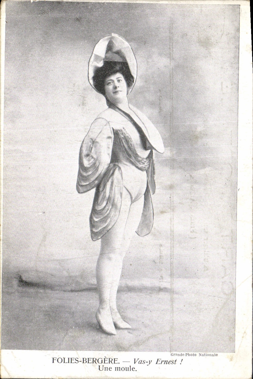 CPA Paris Folies Bergeres Vas y Ernest Une moule 