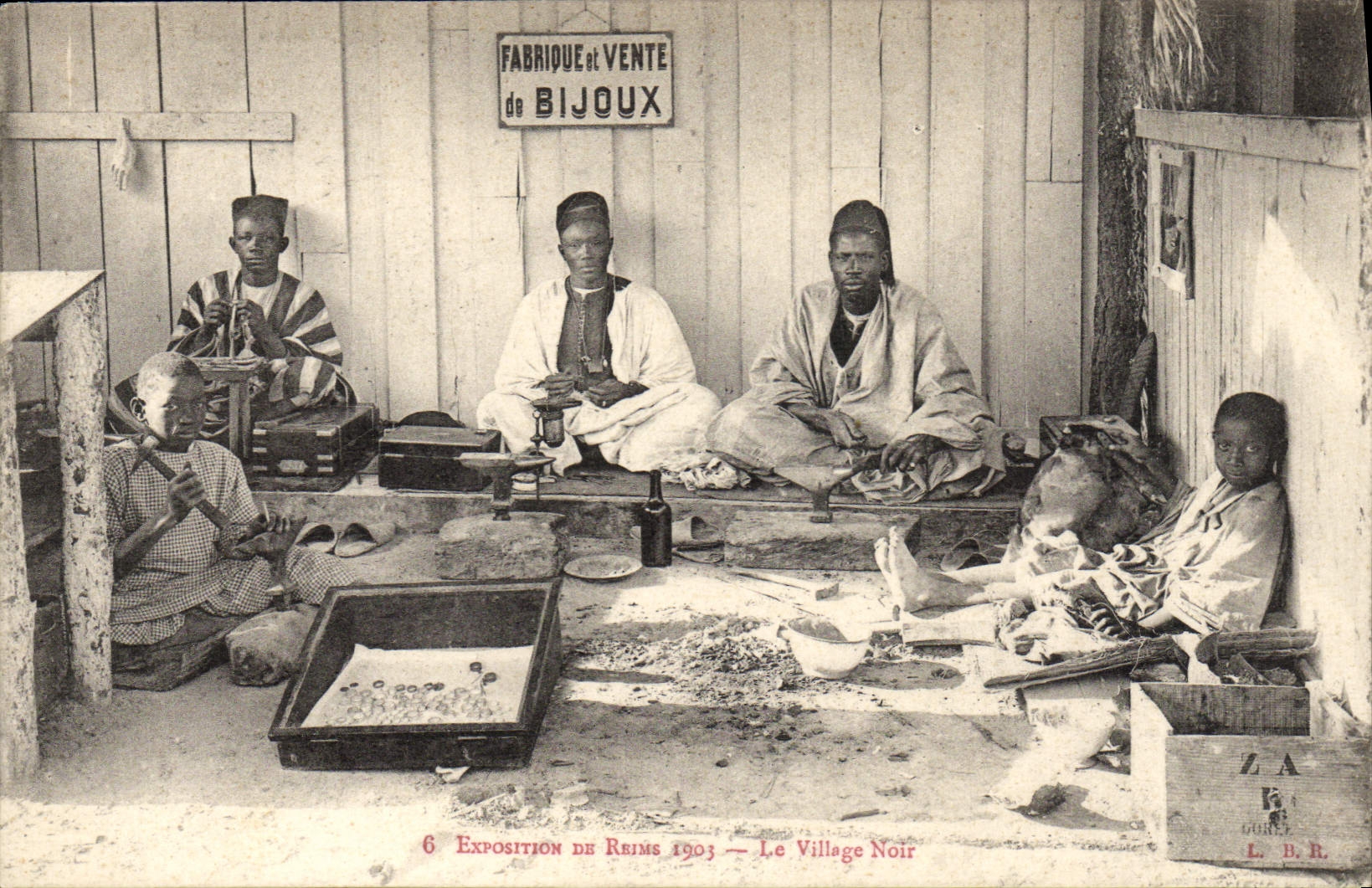 CPA Negre Homme noir Exposition de Reims 1903 Le village noir Bijoux