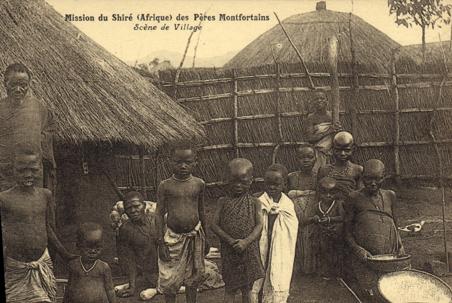 CPA Negre Homme noir Mission du Shire Afrique des Peres Montfortains Scene de village