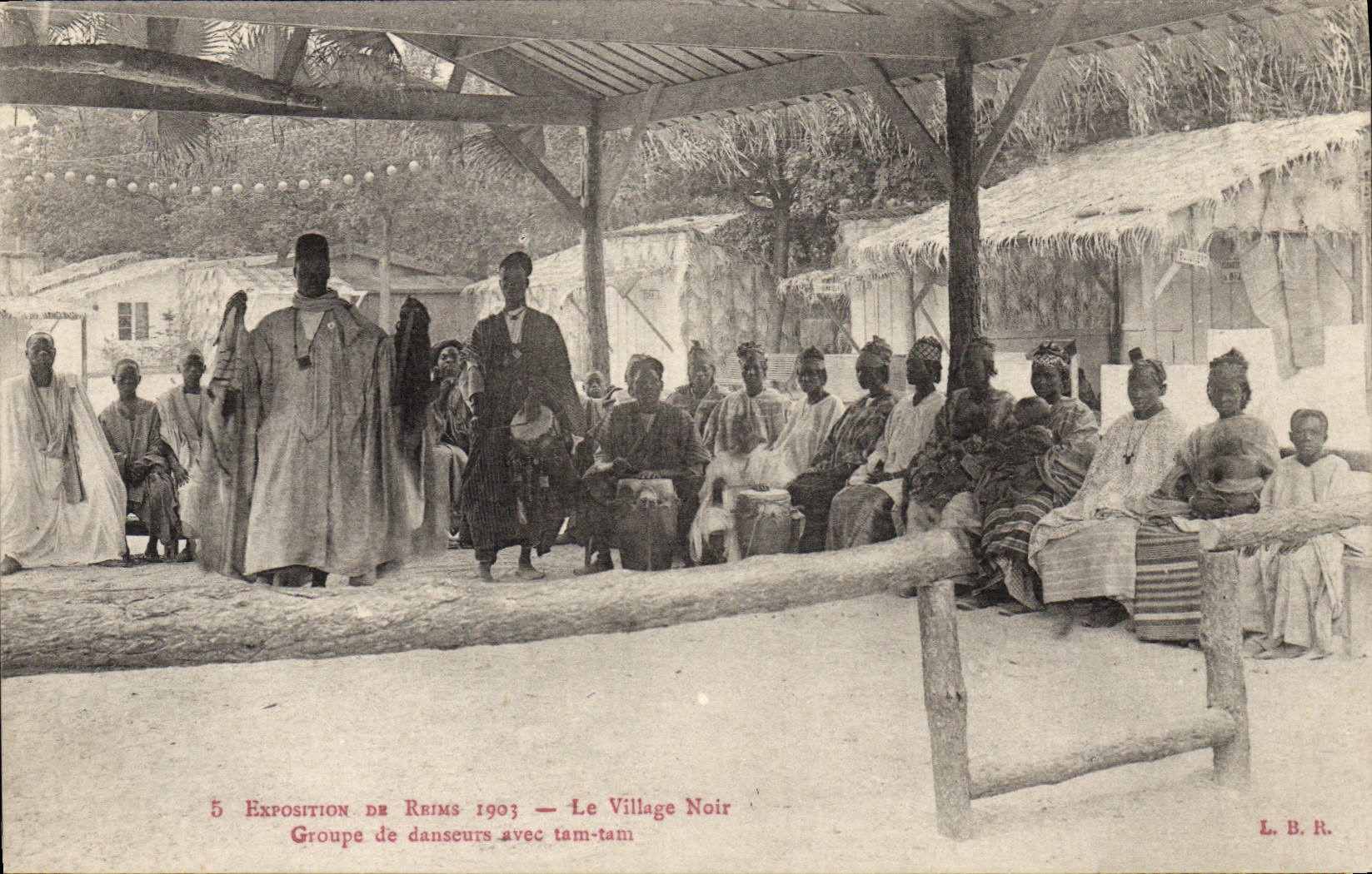 Exposition de Rims 1903 — Le Village Noir — Groupe de danseurs avec tam-tam